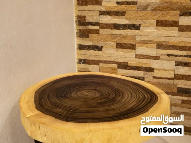 طاولة خشبية