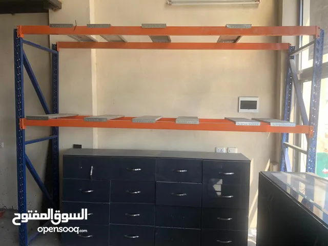 رفوف وستاندات بحالة ممتازة للبيع