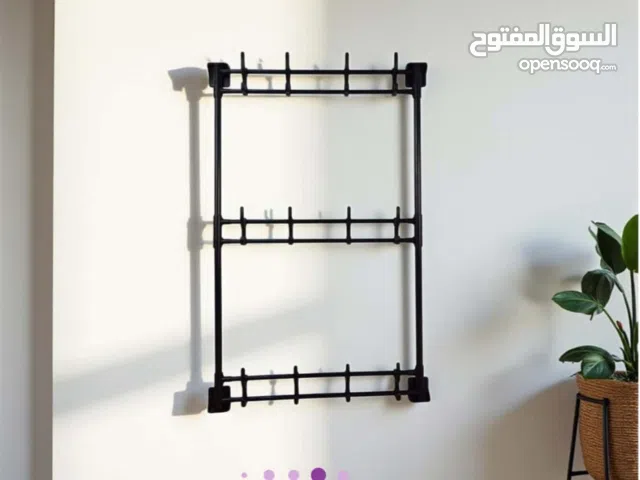 شماعة حمام جدارية  الاستخدامات:  تنظيم أدوات الحمام مثل الفوط الليف، وفرش الاستحمام.  مثالية لتعليق