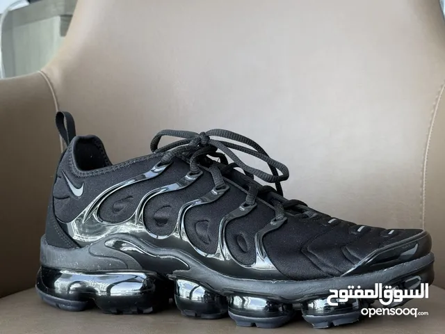 Selling a pair of all-black Nike Air VaporMax Plus sneakers.