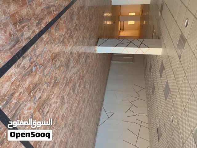 صالة للإيجار الدور الاول على طريق الرئيسي حي الاندلس