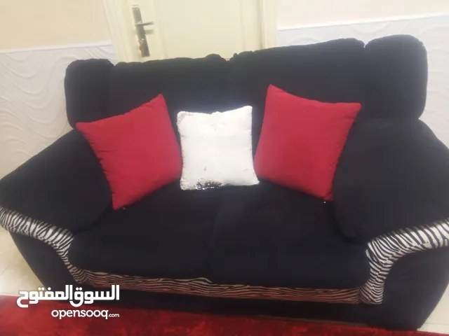 طقم كنب نضيف خالي من العيوب والمزع والحرق والكسر مع البرادي  للبيع