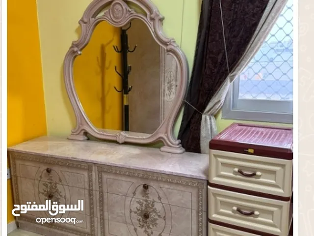 غرفه نوم مع كبت تسريحه وكومدينات
