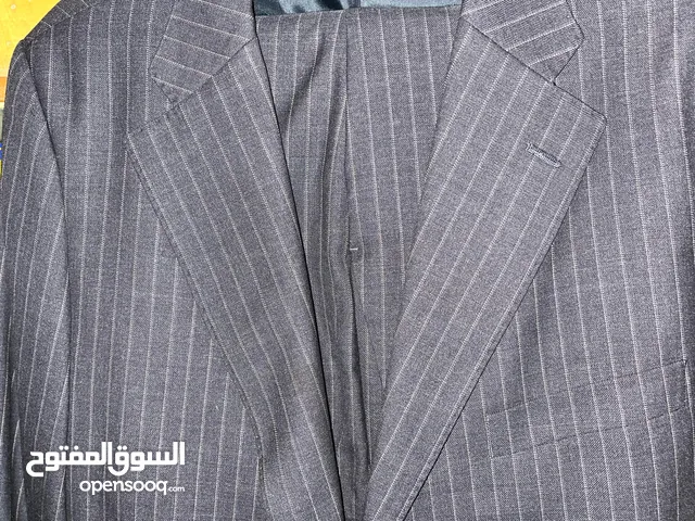 بدلة رصاصى بقلم أبيض رفيع جدا واردة أيطاليا مقاس أكس لارج تلبيس تقريبا 75 كيلو بحالة جيدة جدا