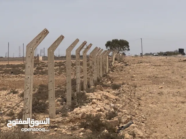 ارض للبيع علي رائيسي مساحتها 4 هكتار ونص في تيكه مقابل المطار الجديد علي ثلاث شوارع