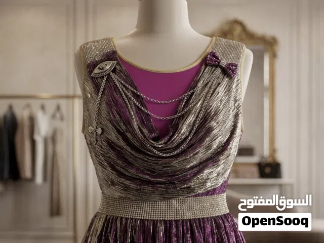 فستان قصير بنفسجي على وردي مع لمعه ميتالك ذهبي وفضي تعكس الاضائه مع ديزاين نازك ومرتب