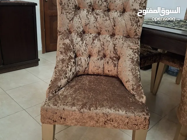 طاولة سفرة و 8 كراسي بحالة جيدة جدا