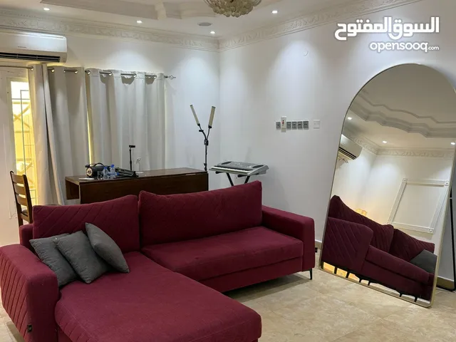 يتوفر غرف وشقق للعوائل مفروشه شامل الكهربا والماء مدخل خاص