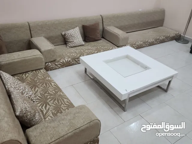 جلسة عربية مع طاولة