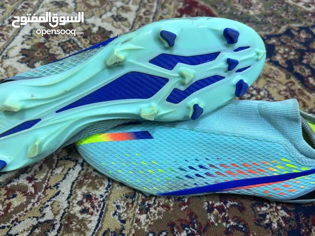 بوت اديداس اندونيسي اصلي للبيع نمرة 45 استعمال خفيف للتواصل على واتس اب