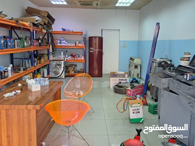 كراج سيارات للبيع ... ساحه من جميع الاتجاهات محل جاهز