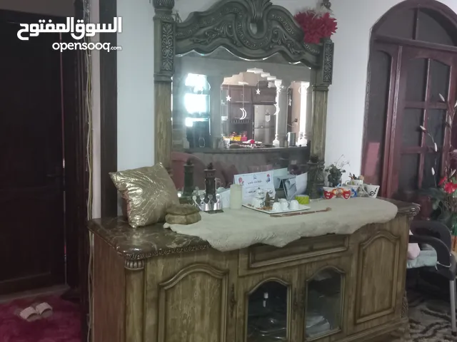 متاح بيرو قديم للبيع . حجمه كبير ..مستخدم ومرتب معه مرأة.