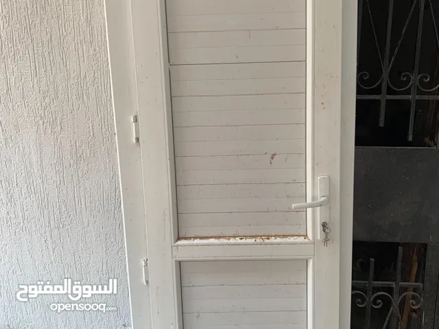 باب بي في سي مستعمل نظيف معاه تلات مفاتيح
