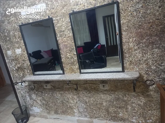 واجهه صالون عباره عن امراه عدد اثنين زائد رف مع الرخامه