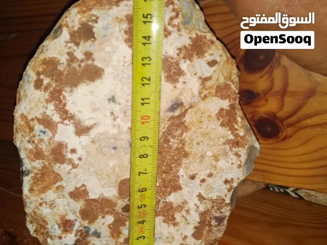 عقيق ابيض حليبي . كثافته 7 على مقياس موس