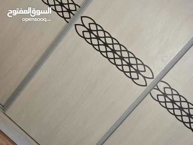 غرفة نوم تخت وكومدينتين وخزانة وتسريحة مع فرشة