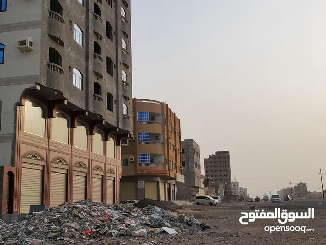 فيلا رسمي موقع تجاري سكني للبيع في عدن في حي الدكاترة الشعب أمام الحرم الجامعي على خط الرئيسي للحي