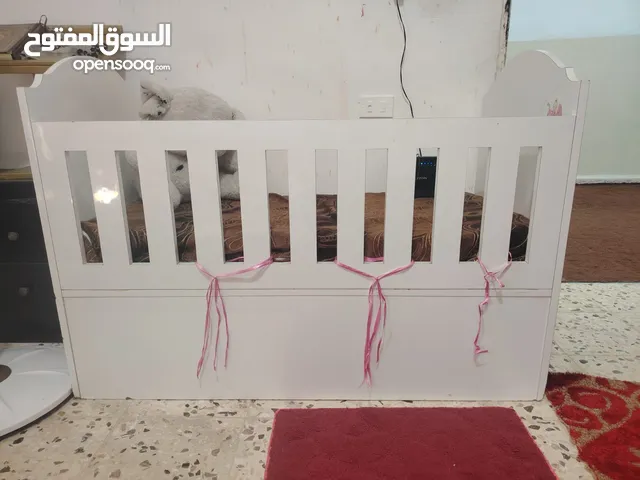 تخت بيبي تفصيل خشب ثقيل مع درج وكاله