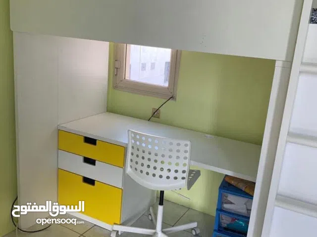 سرير بمكتب ودولاب بحالة شبه الجديد