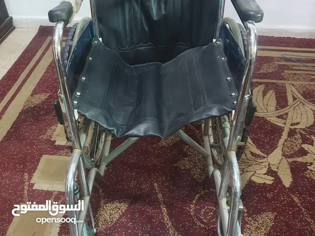 ادوات طبية شبه جديدة كرسي متحرك و عدد 2 والكر للبيع كلهم