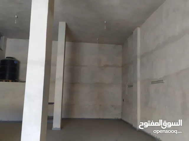 مخازن للايجار بالقرب من دوار عزموط على الشارع الرئيسي  مساحة 140 متر مربع