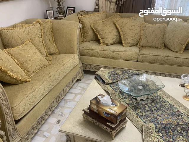 كنب 7 كراسي مع 3 طاولات للبيع
