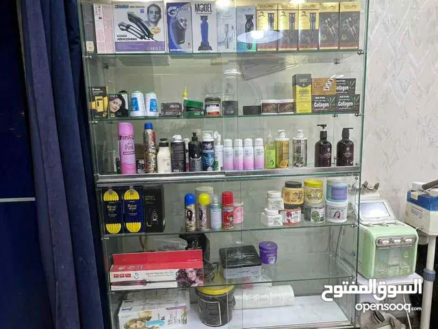 فاترينا للبيع جدا نضيفه كلش حلوه تعال شوفها نضيفه جدا ترهم للحلاقه او اي محل عندك مشروع جديد تفيدك