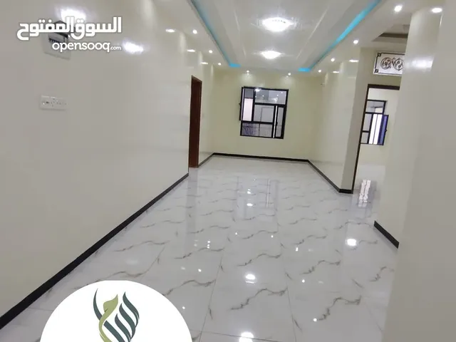 شقة جديدة فاخرة بسعر مناسب ب120 الف فقط .. الموقع : شارع الخمسين جوار عالم التسوق ..