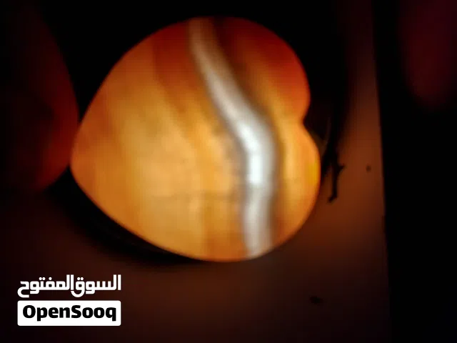 عقيق يماني نادر جدا يتغير بخمسه الوان تحت الضوء على شكل قلب