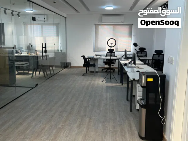 مكتب مؤثث وجاهز للبيع بأرقى مناطق عمان / خلدا