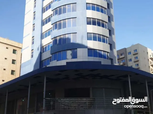 محل للإيجار يصلح صرافة اومطعم او كوفي شوب او اي نشاط  آخر شارع رائيسي. مو قع ممتاز مقابل  العمرية