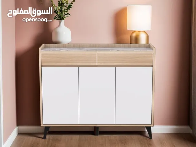 خزانة فاخرة بتصميم عصري أنيق ثلاثة دفات مصنوعة من خشب عالي الجودة بلمسة طبيعية تجمع بين اللون الخشبي