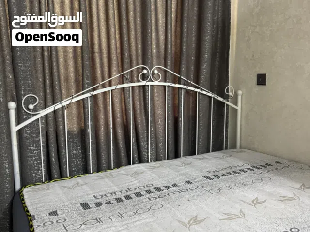 سرير نفرين حديد ماركة استعمال قليييل مع دوشك طبي اصلي الي بي عدة طبقات للبيع