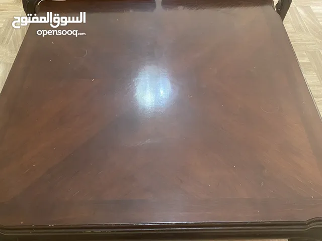 طقم طاولات خشب ثقيل طاولة وسط كبيرة وجانبيات ومفردتين كنب الدب بحالة ممتازة جدا