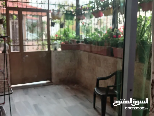 شقة أرضية في ضاحية الرشيد بالقرب من الخدمات