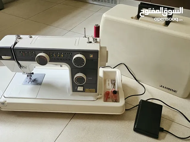 ماكينة خياطه منزليه بحاله الجديده استعمال شهر واحد فقط عدة مرات بشكل بسيط يابانية الصنع الاصليه