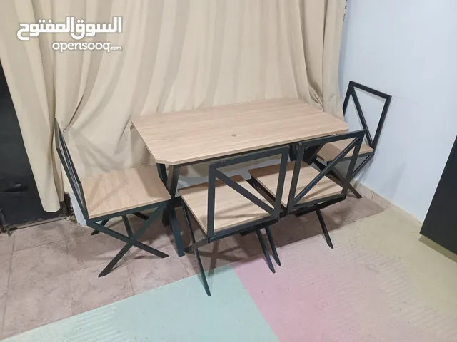 طقم طاولة مع كراسي حديد ولوح جديدة لون اسود ولح بيج بحالة جداد ممتازة