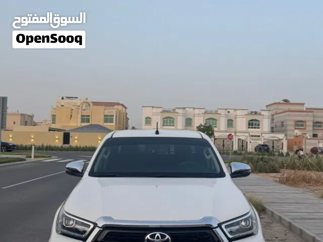 2025 تويوتا هيلوكس SR5