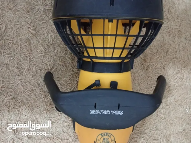 المنتج الموضح في الصورة هو سكوتر مائي من طراز "Sea Snake"، وهو جهاز دفع تحت الماء