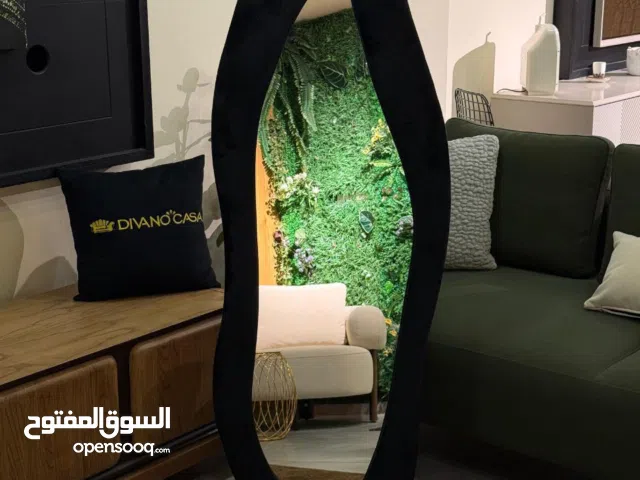 مرايا عصرية بتصميم منحوت وإطار فخم من المخمل