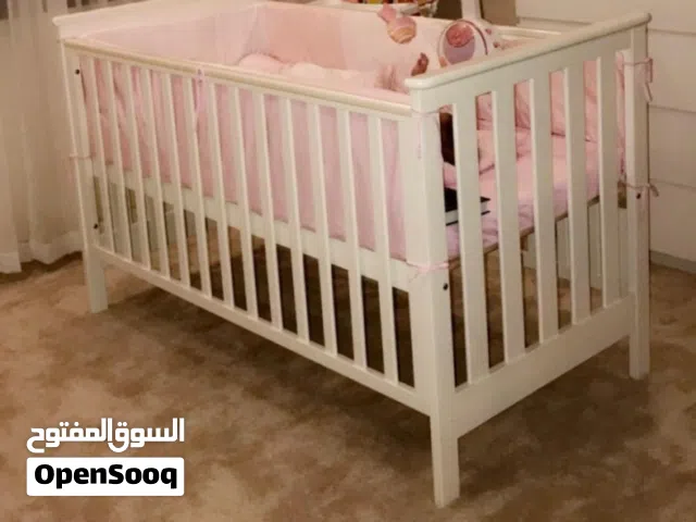 مجموعة أغراض سرير اطفال من مذركير، ميز تلفزيون، كرسي اطفال سيارة، وكرسي أطفال مع غيرها