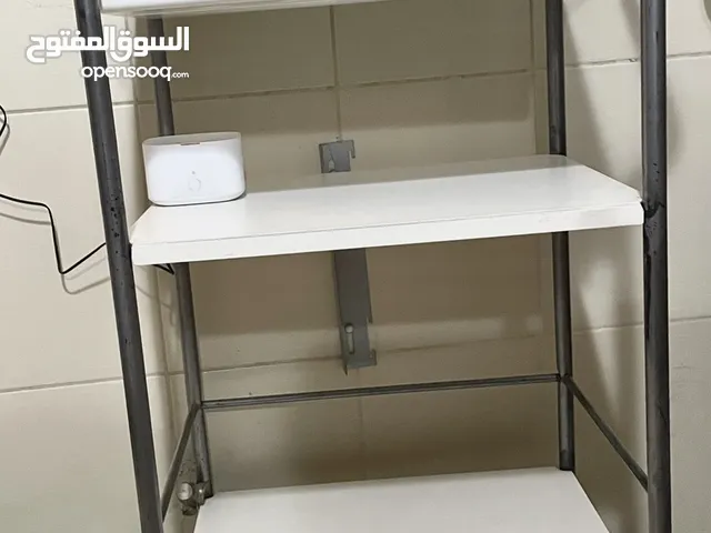 متفرقات للبيع ( طاولة خدمة بيضاء- طاولة تلفاز بيضاء )