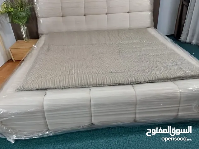 تخت بتصميم عصري و جميل خشب لاتية كامل يتوفر لونين اف وايت و كحلي
