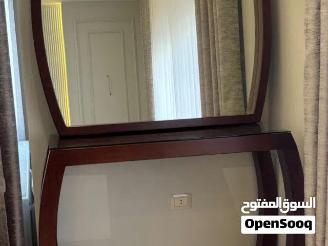 كنب وطاولات للبيع.