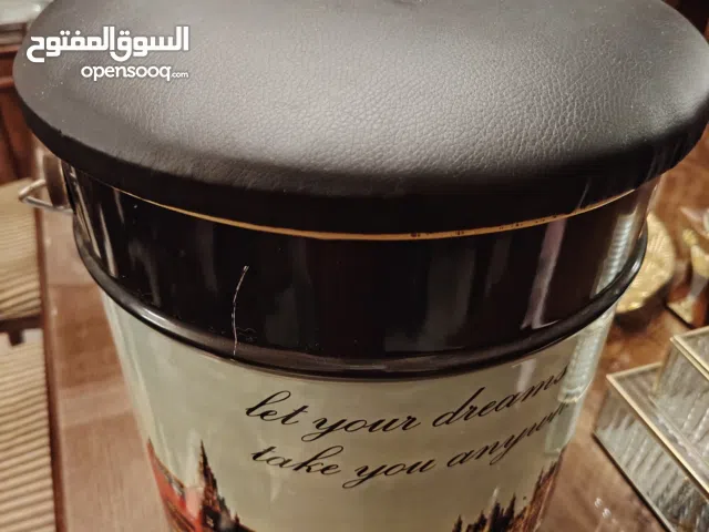 كرسي على شكل دلو ستايل ومن الداخل يخزن فيه والمقعد جلد........