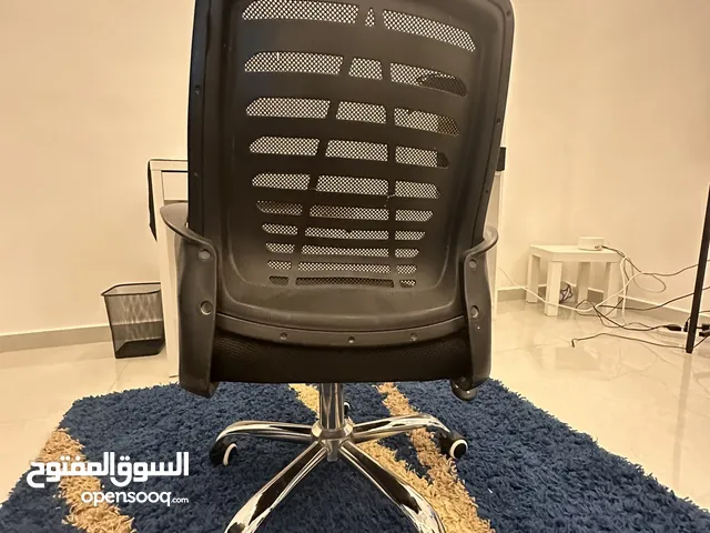 كرسي ما برفع وبنزل بس مرتب ونضيف