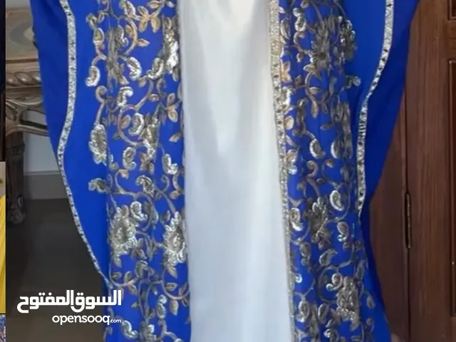 استعمل مرة واحدة فقط معه فستان ابيض وحزام ذهبي