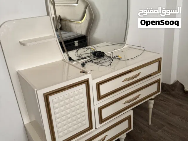 غرفه نوم   بيه تصليح مجر جربايه والمرايا القيافه بس تتكعد شي بسيط بقيه قطع اي كسر خلل مابيهم