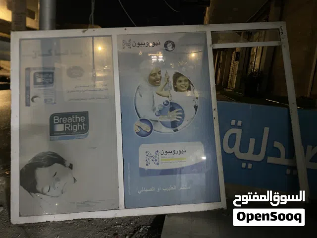 واجهة محل حديد ثقيل وزجاج