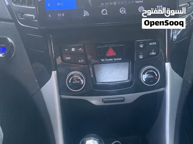 شاشة سيارة مع الاطار واسلاكها وكميرا hd بنوراما للبيع